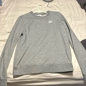 Gray Nike crewneck pullover